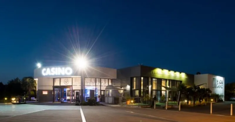 extérieur casino d'arzon de nuit morbihan