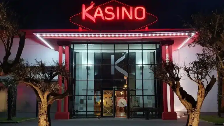 extérieur casino fréhel-les-sables d'or de nuit