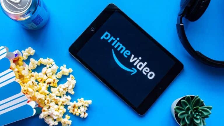 Interface Amazon Prime Video Ultra avec logo 4K Dolby Atmos sur ecran de streaming