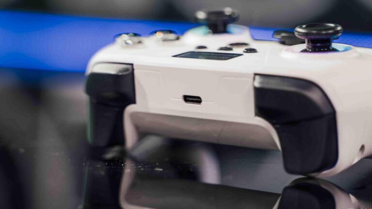 Manette Oniverse Aura avec ecran LCD integre et boutons programmables en coloris blanc