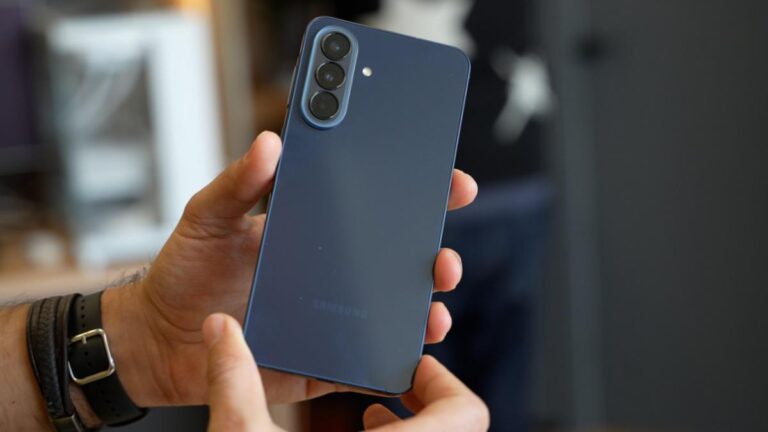 Visuel officiel du Samsung Galaxy A57 2026 avec son design premium et son prix de 549,99 euros
