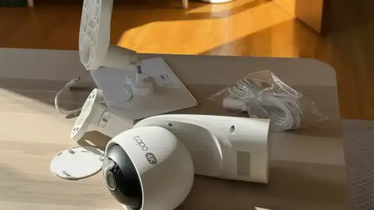 Camera de surveillance TP-Link Tapo C660 4K avec panneau solaire installee en exterieur
