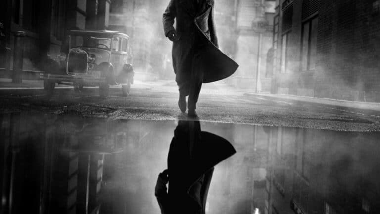 Nicolas Cage en costume de Spider-Man Noir dans la serie Prime Video annees 1930