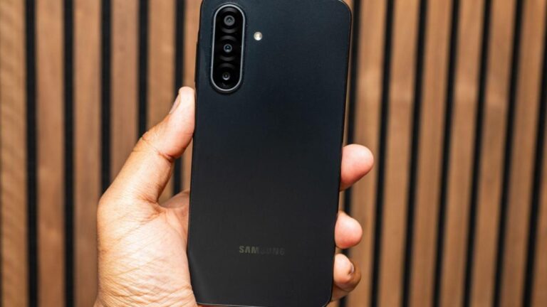 Comparaison visuelle des Samsung Galaxy A17 5G et A16 5G cote a cote avec leurs ecrans Super AMOLED