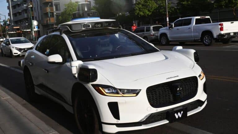 Interface Steam affichee sur l'ecran central d'une Tesla avec manette de jeu