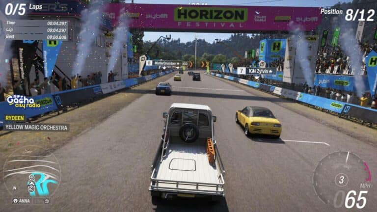 Capture d'ecran de Drift86 montrant une voiture en drift sur circuit avec style anime japonais