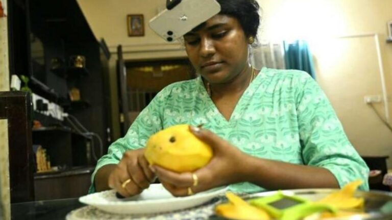 Femme indienne filmant ses taches menageres pour entrainer des algorithmes d'intelligence artificielle